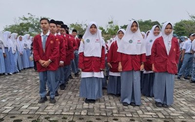 Guru dan Siswa MAN 1 Rokan Hulu Ikuti Upacara Hardiknas